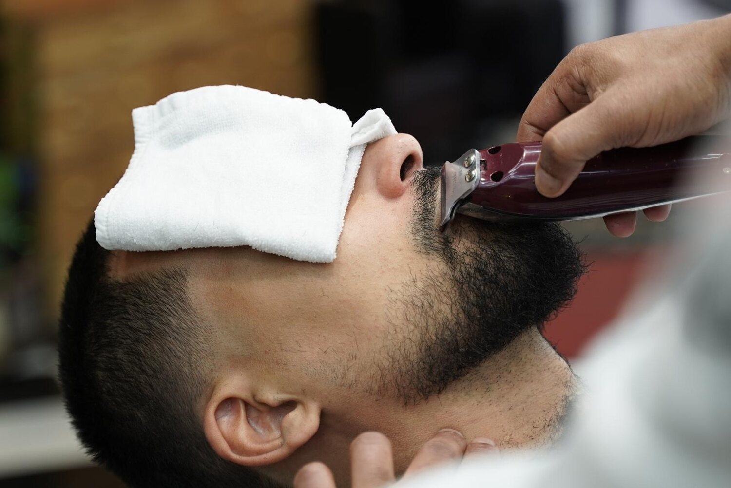 Barber som renser nakkelinjen hos Downtown Barbers